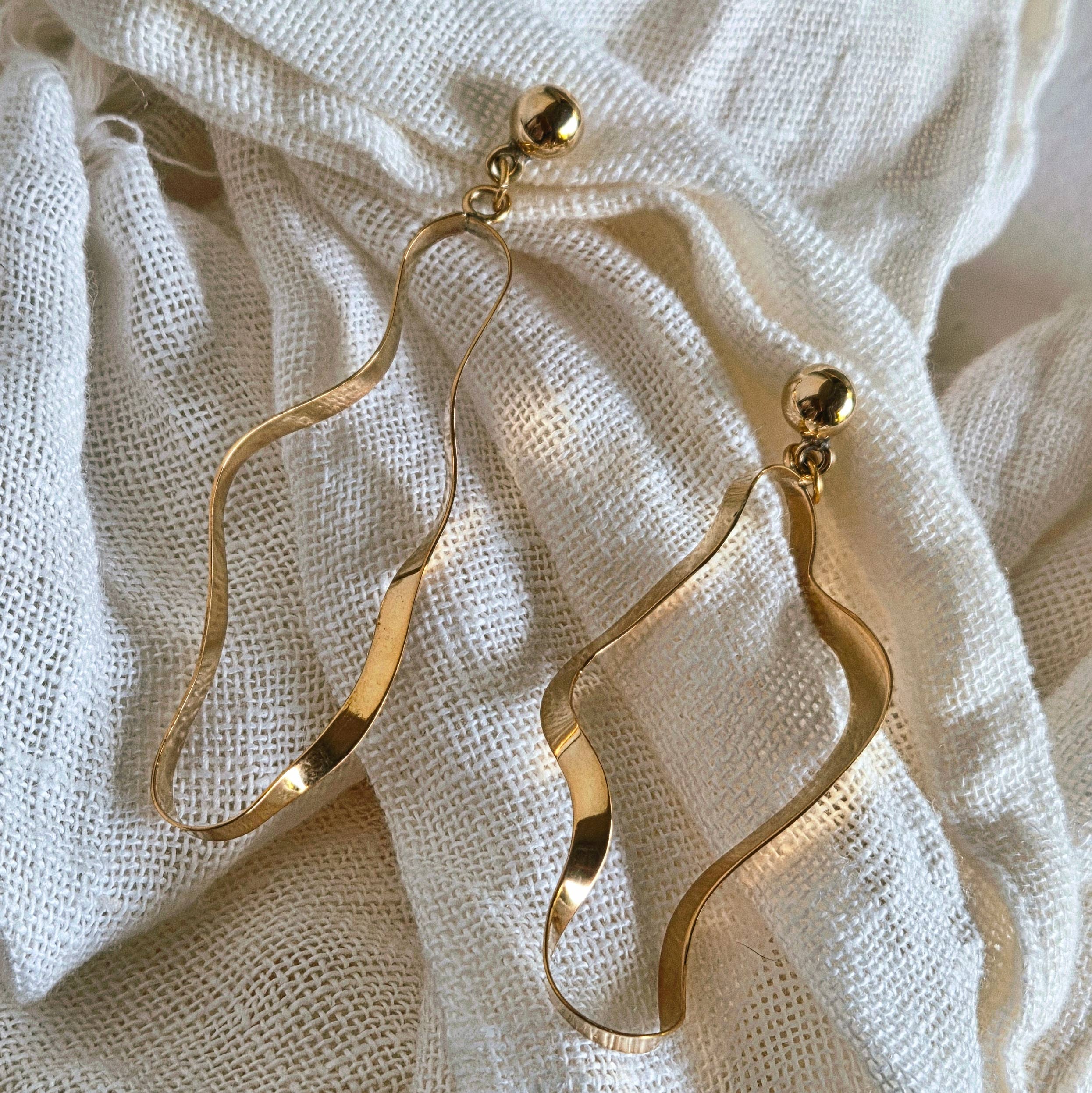 Curve Flat Wire Asymmetrical Drop Earrings